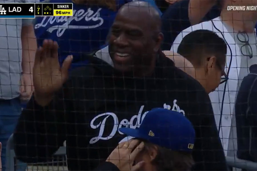 大谷翔平のHRを見届けたマジック・ジョンソン氏（写真はスクリーンショット）