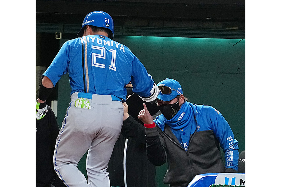 日本ハム・清宮幸太郎（左）と指タッチする新庄剛志監督【写真提供：産経新聞社】