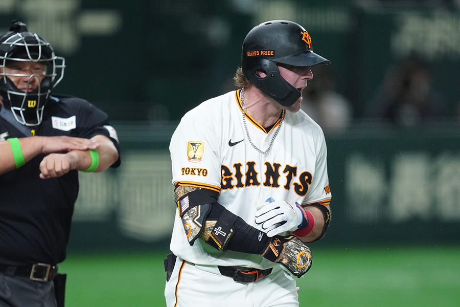 死球に激高する巨人のトレイ・キャベッジ【写真：矢口亨】