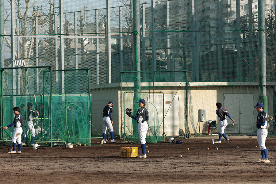 スピード感を重視して元気よく練習に励む狛江高校野球部【写真：岡部直樹】