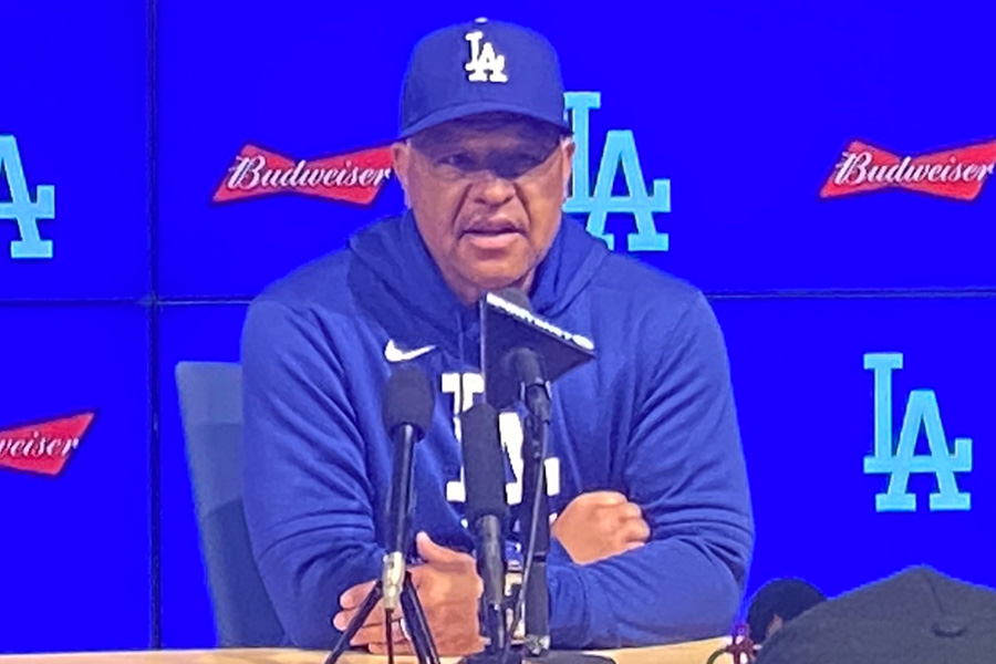 試合前の取材に応じたドジャースのデーブ・ロバーツ監督【写真：真柴健】