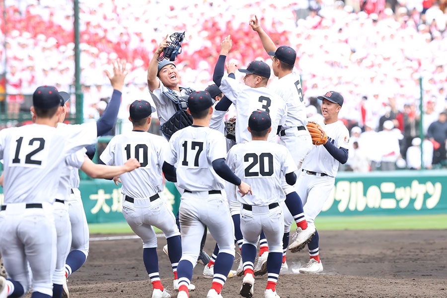 智弁和歌山戦に勝ち、優勝した横浜ナイン【写真:加治屋友輝】