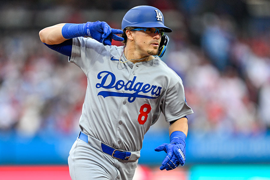 本塁打後に新セレブレーションを披露したドジャースのエンリケ・ヘルナンデス【写真:Getty Images】