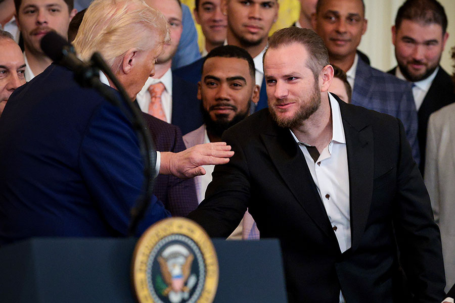 ドナルド・トランプ大統領と握手を交わすドジャースのマックス・マンシー【写真：Getty Images】
