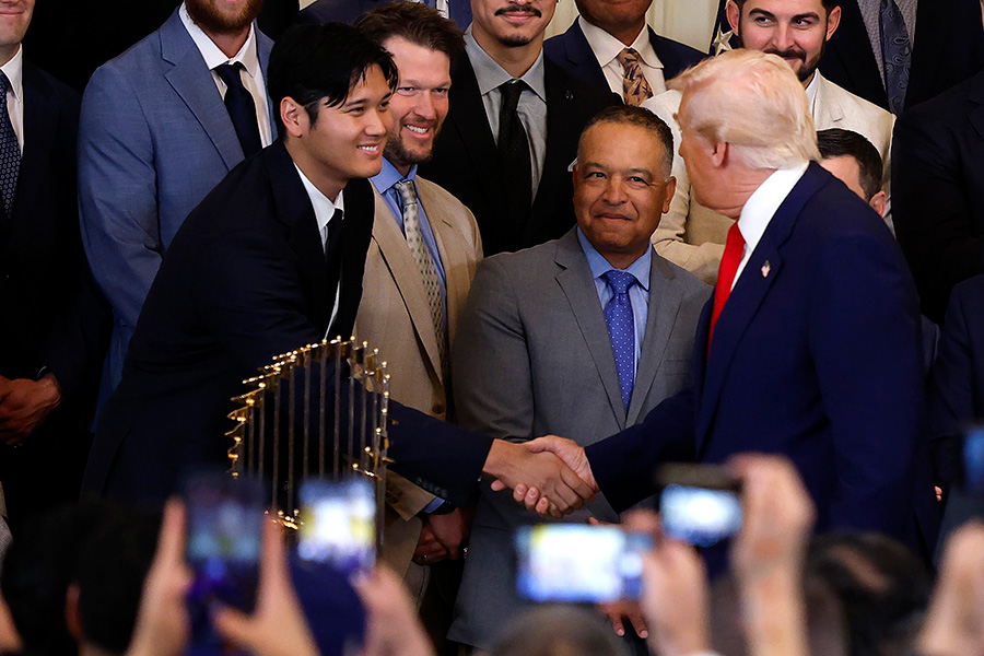 大谷翔平とドナルド・トランプ大統領を見つめるデーブ・ロバーツ監督【写真：Getty Images】