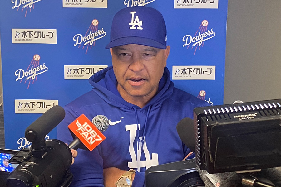 試合後、取材に応じたドジャースのデーブ・ロバーツ監督【写真：真柴健】