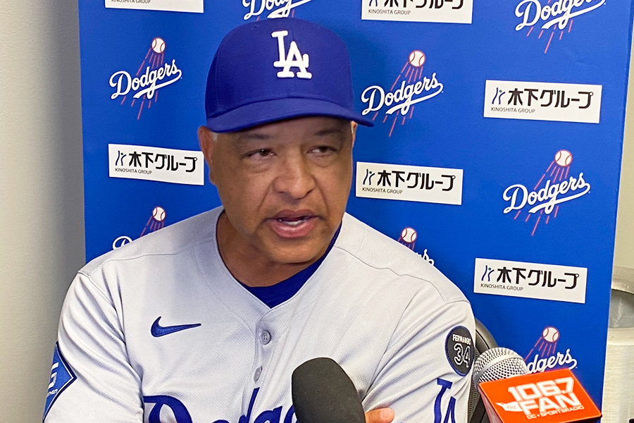 試合後の取材に応じたドジャースのデーブ・ロバーツ監督【写真：真柴健】