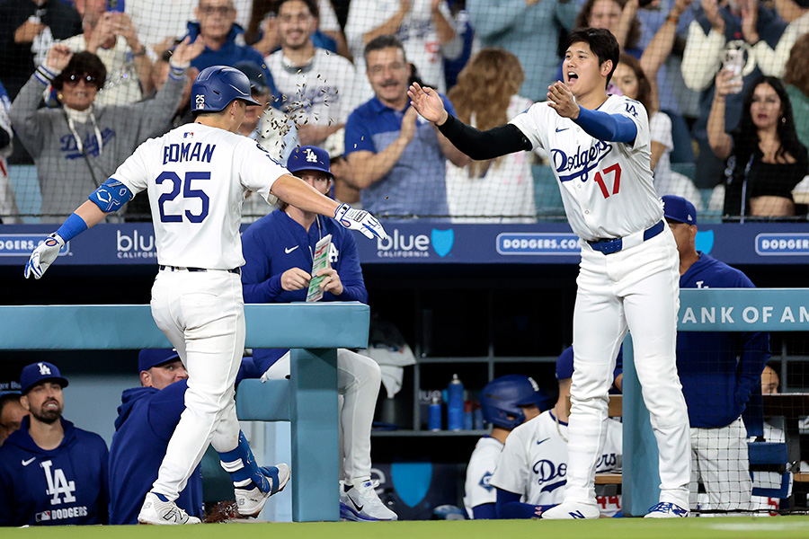 本塁打を放ったドジャースのトミー・エドマンを迎える大谷翔平（右）【写真：Getty Images】