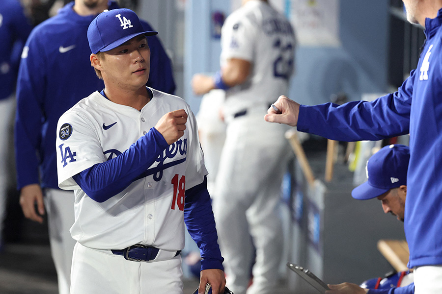 好投しナインに迎えられるドジャース・山本由伸【写真:ロイター】