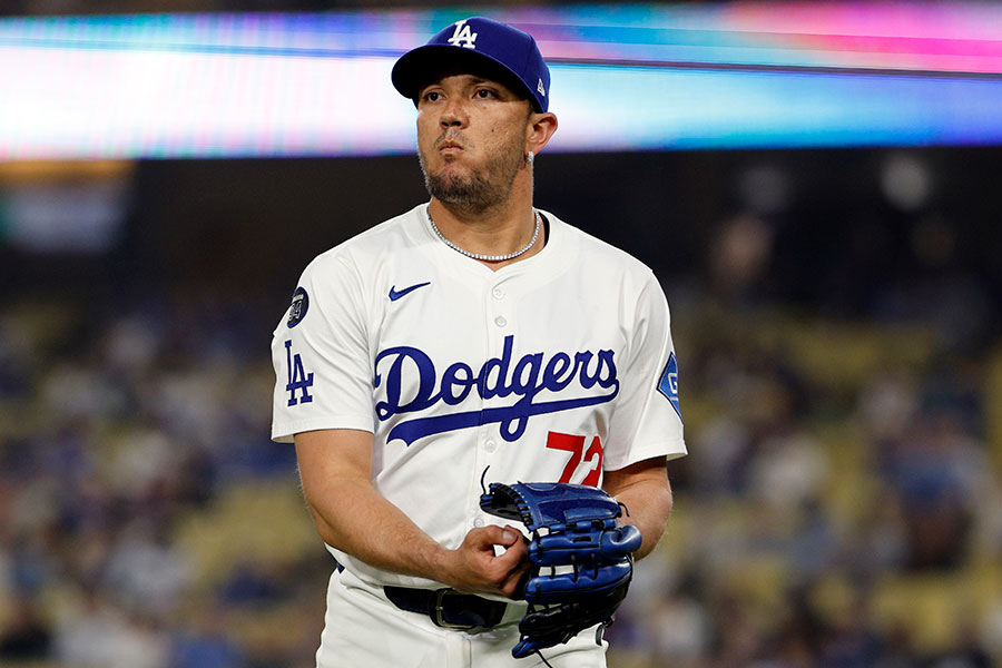 ドジャース・山本由伸のグラブを使用するミゲル・ロハス【写真：Getty Images】