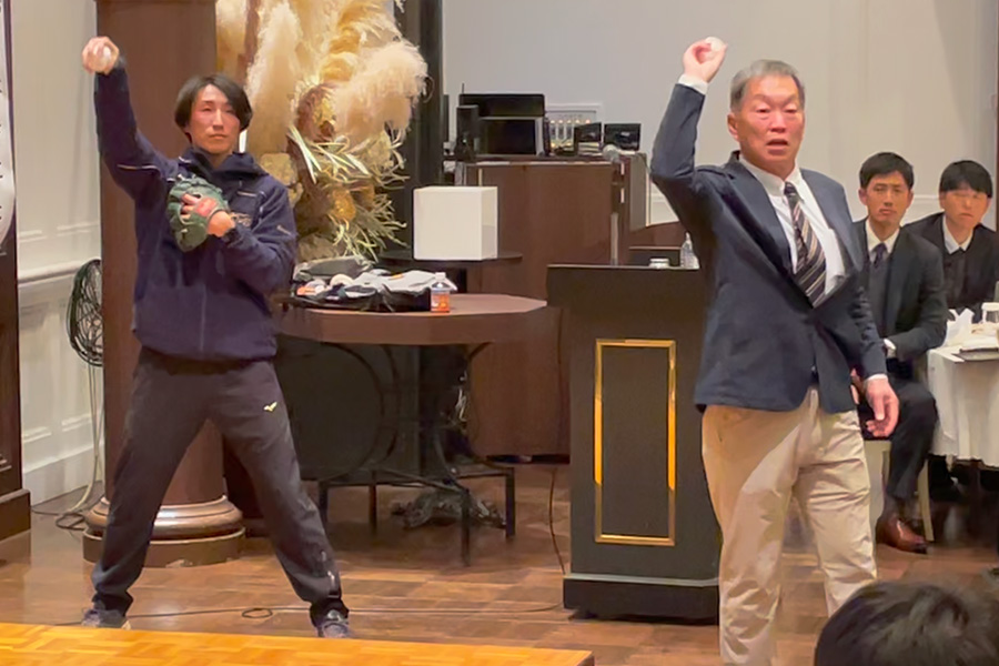 茨城県中体連の会合で投げ方を指導する倉俣徹氏【写真：編集部】