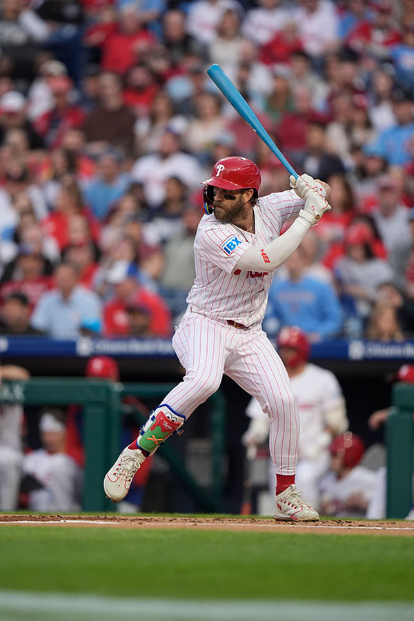 青いバットで打席に立つフィリーズのブライス・ハーパー【写真:Getty Images】