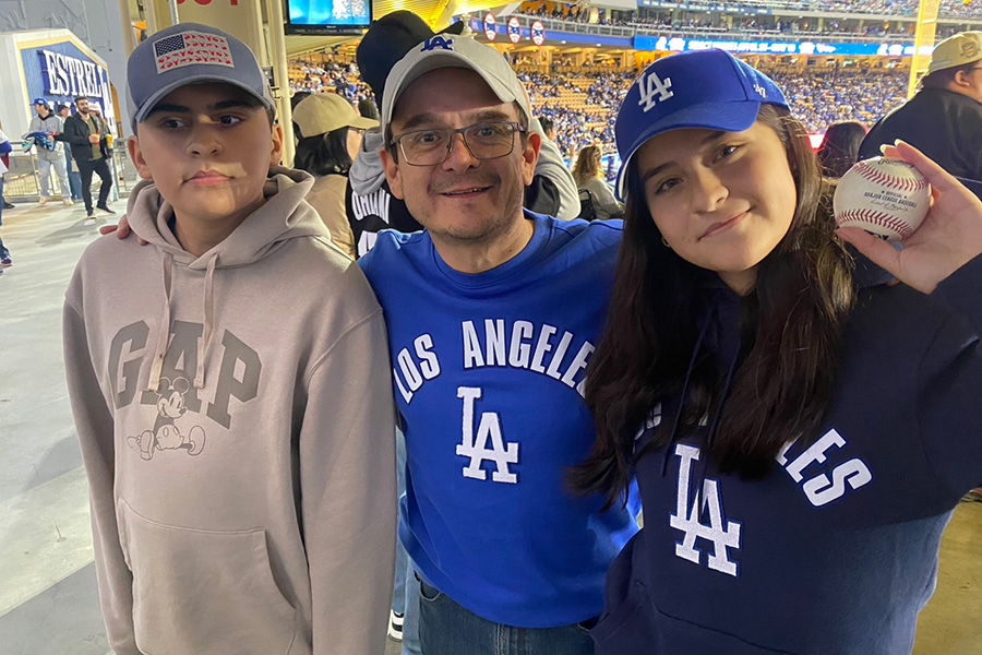 ドジャース・大谷翔平の本塁打をキャッチしたマリア・フェルナンドさん（右）【写真：真柴健】