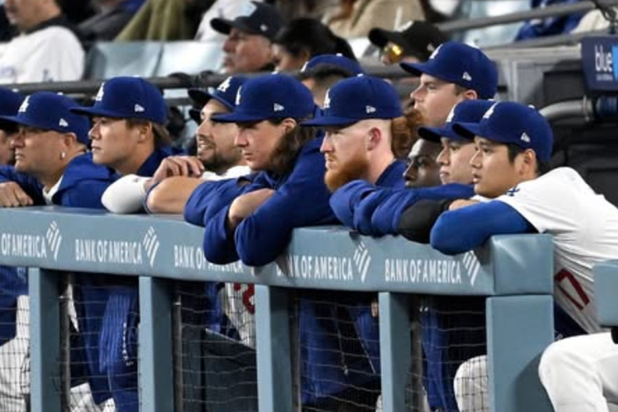 ロッキーズ戦を見守るドジャースナイン【写真提供：ジョン・スーフー/ドジャース】