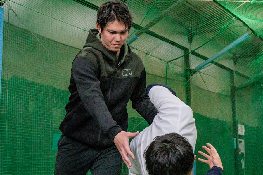 投球動作を指導する松本憲明氏【写真：伊藤賢汰】