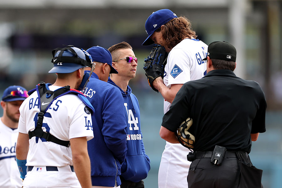 右肩の違和感で緊急降板したドジャースのタイラー・グラスノー（右）【写真：Getty Images】