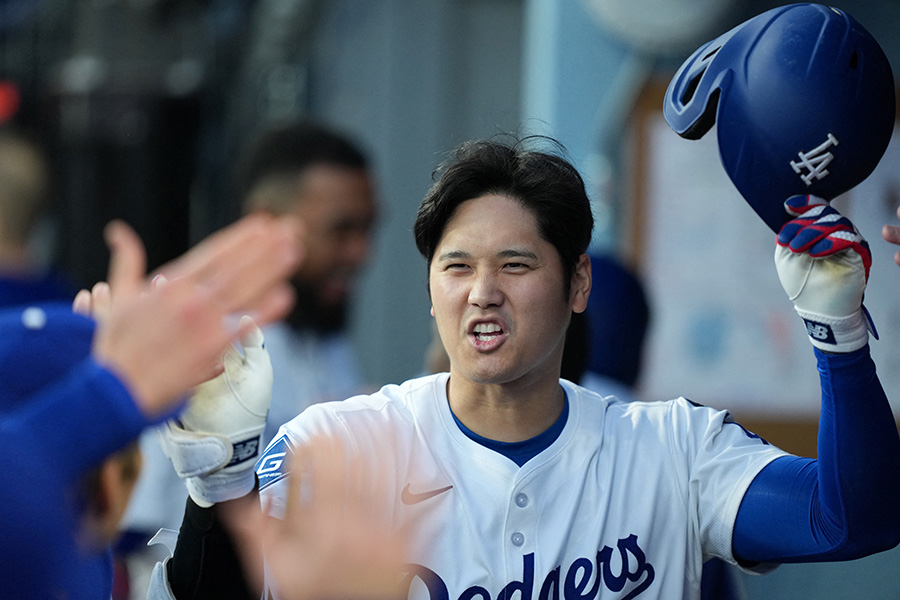 本塁打を放ちナインに迎えられるドジャース・大谷翔平【写真：ロイター】
