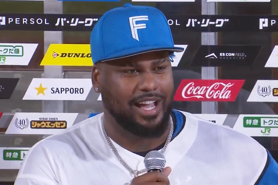 お立ち台に上がった日本ハムのフランミル・レイエス【画像：パーソル パ・リーグTV】