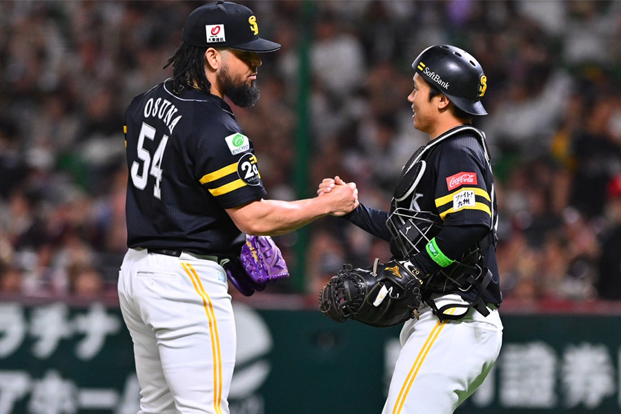 ロッテ戦に勝利し、握手を交わすロベルト・オスナ（左）と海野隆司【写真：古川剛伊】