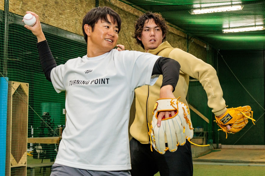 投球を指導する松本憲明氏（右）【写真：伊藤賢汰】