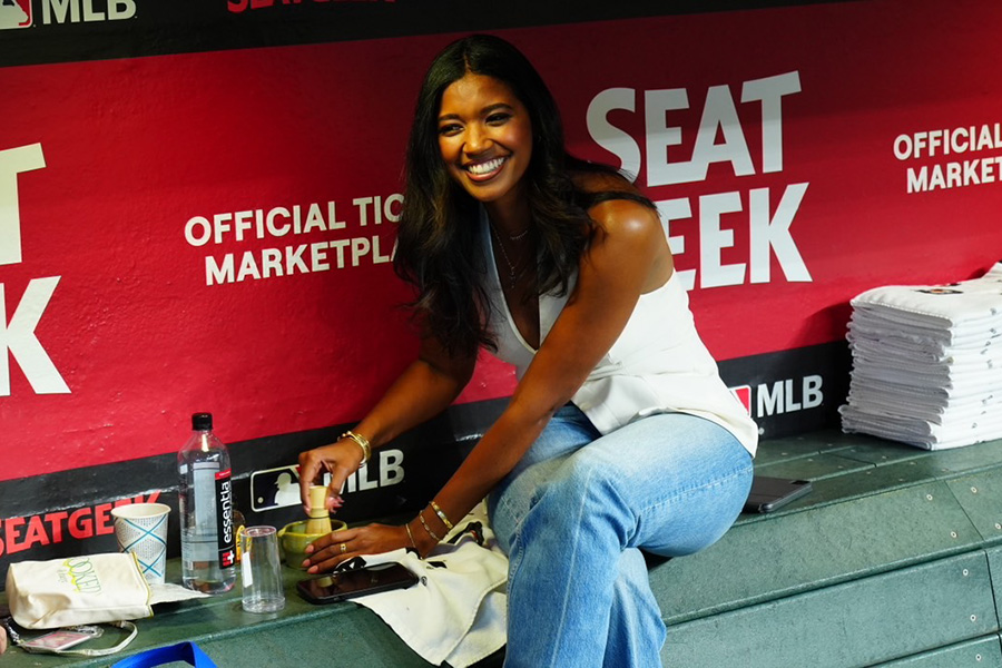 ベンチで抹茶をたてるキルステン・ワトソンさん【写真：荒川祐史】