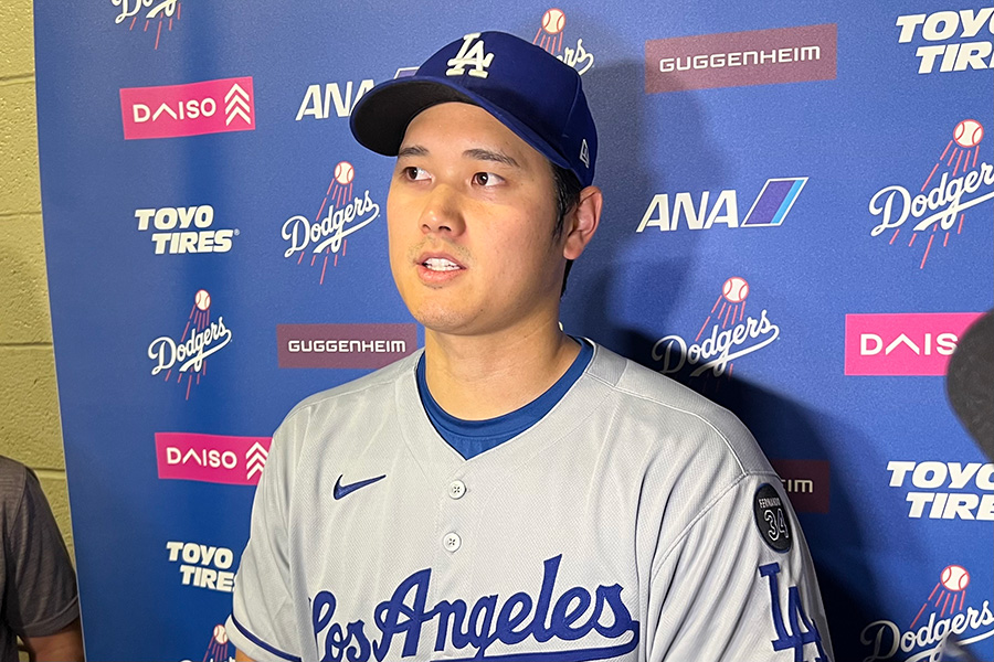 インタビューに応えるドジャース・大谷翔平【写真:小谷真弥】