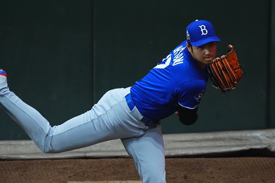 ブルペンで投球を行うドジャース・大谷翔平【写真：荒川祐史】