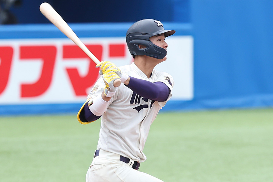 9回に本塁打を放った明大・内海優太【写真：加治屋友輝】