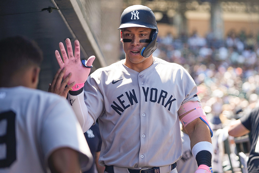 13号ソロを放ち、ナインに迎えられるヤンキースのアーロン・ジャッジ【写真：Getty Images】