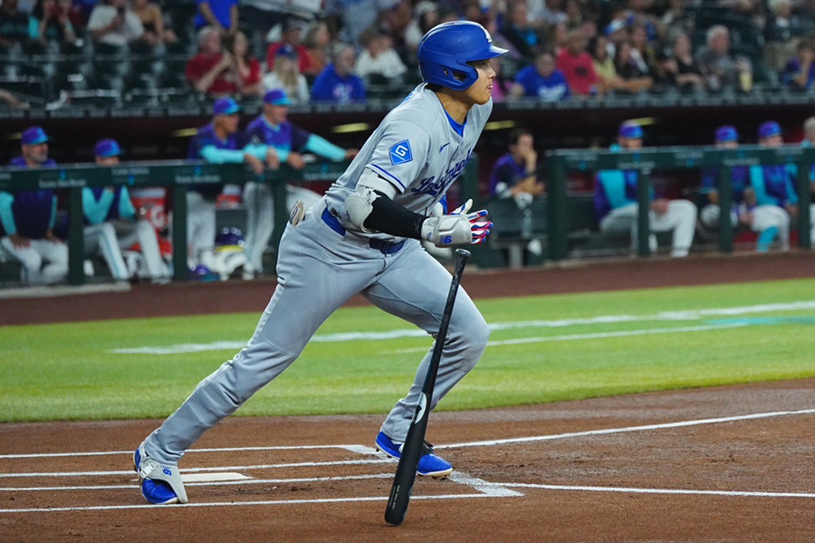 第1打席で安打を放ったドジャース・大谷翔平【写真：荒川祐史】
