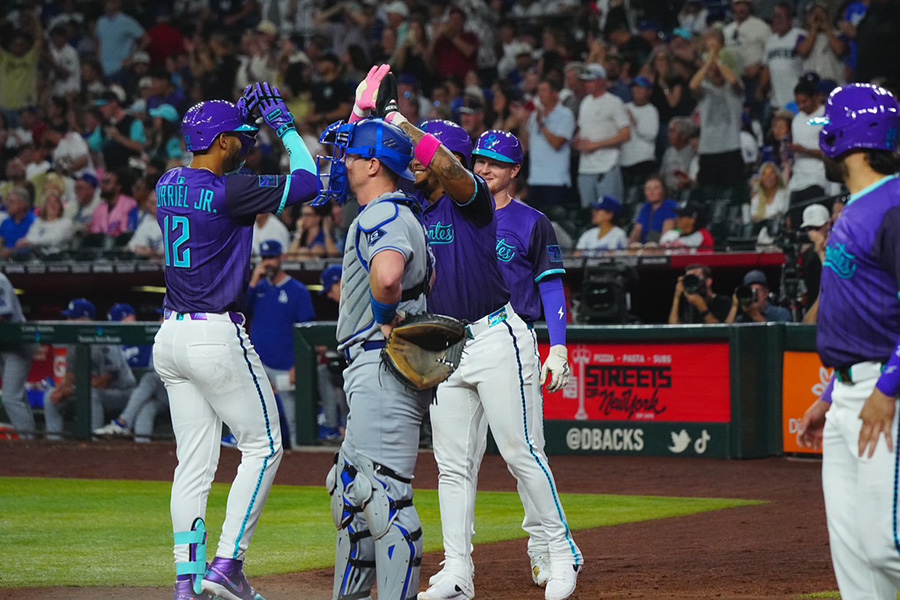 同点満塁弾を打ったルルデス・グリエルJr.（左）を迎えるダイヤモンドバックスナイン【写真：荒川祐史】