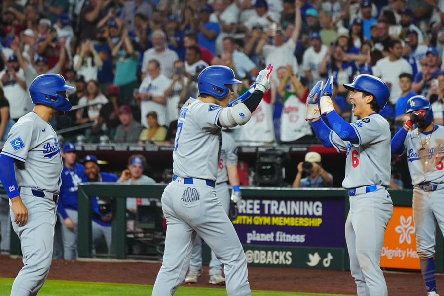 12号3ランを放った大谷翔平を迎えるドジャースナイン【写真：荒川祐史】