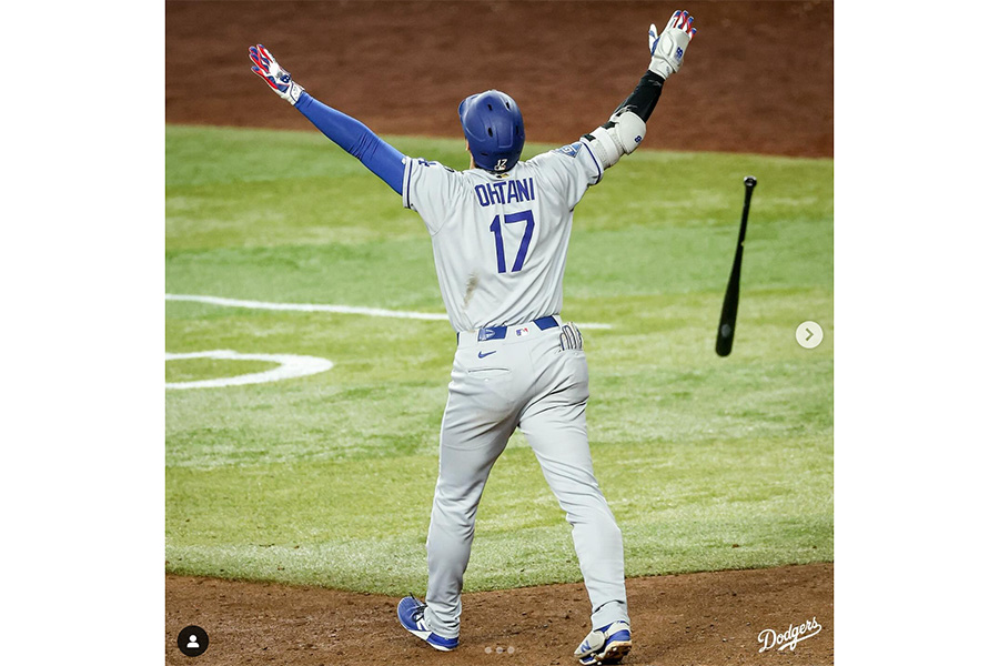 バンザイポーズをする大谷翔平（投稿をスクリーンショット）