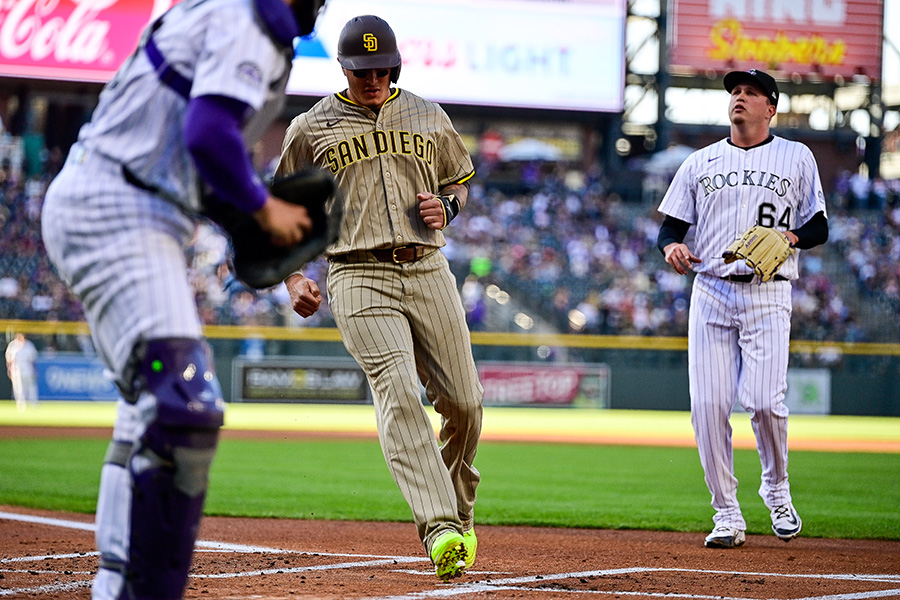 初回、暴投で失点したロッキーズのブラッドリー・ブラロック（右）【写真：Getty Images】
