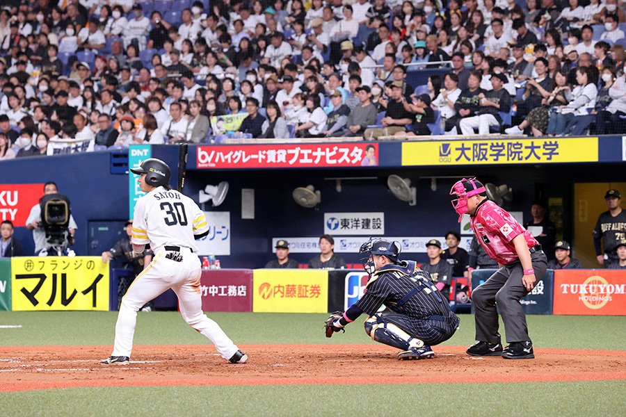 「NPBマザーズデー2025」では審判もピンクのウエアで出場【写真：栗木一考】