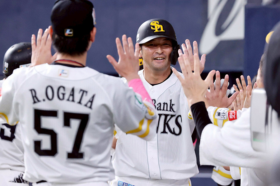オリックス戦で本塁打を放ったソフトバンク・嶺井博希【写真：栗木一考】