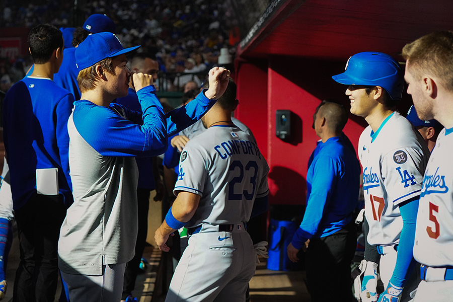 ドジャース・大谷翔平（右）にポーズをとる山本由伸【写真：荒川祐史】