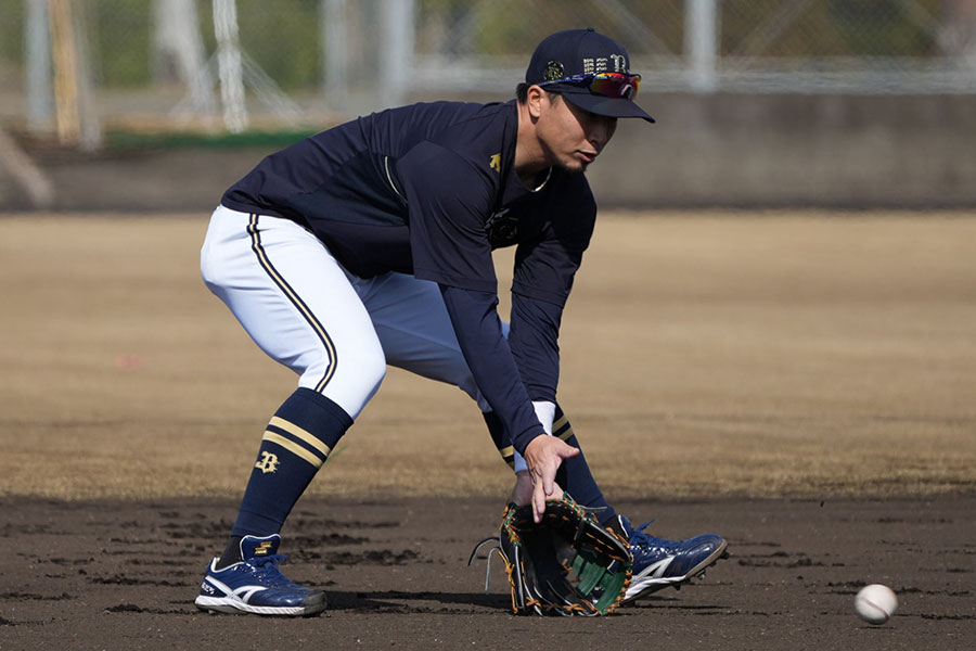 オリックス選手時代の安達了一コーチ【写真：小林靖】
