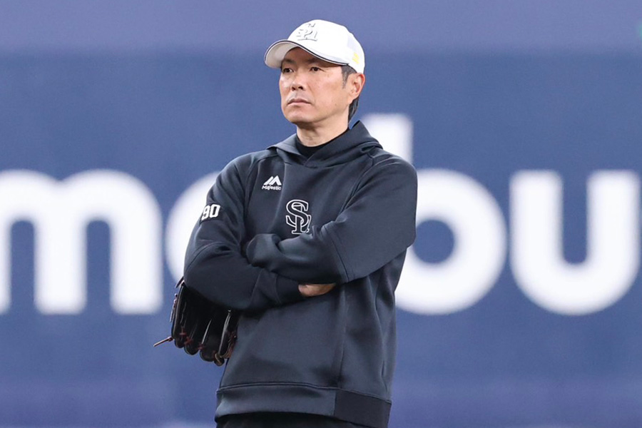 西武戦前に練習を見守るソフトバンク・小久保裕紀監督【写真：栗木一考】