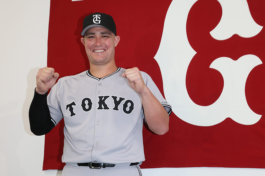 試合前に入団会見に臨んだ巨人・リチャード【写真提供：産経新聞社】