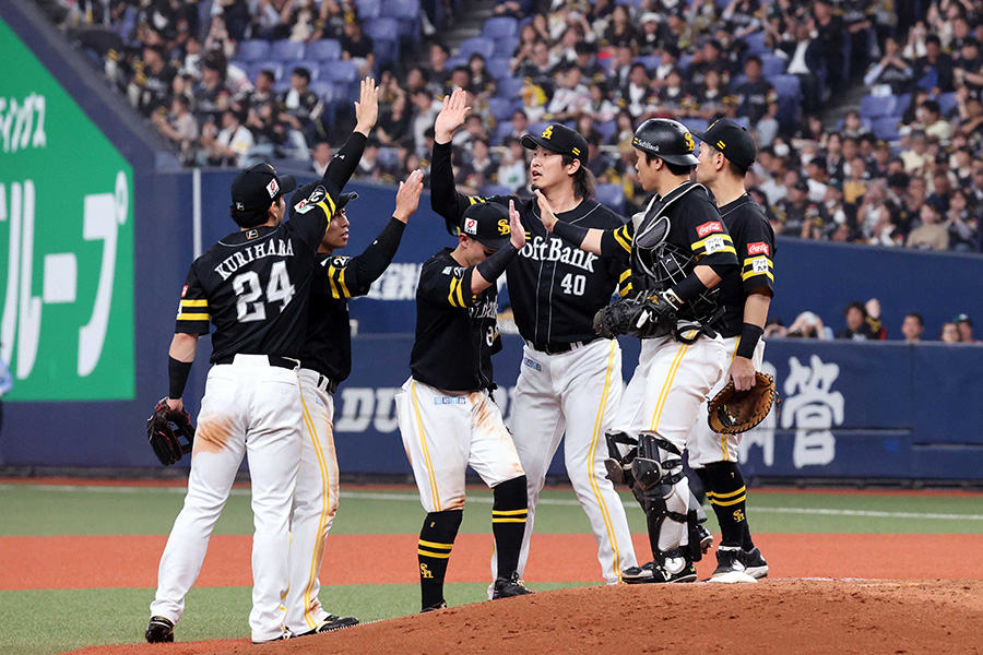 西武戦に勝利し、喜ぶソフトバンクナイン【写真：栗木一考】