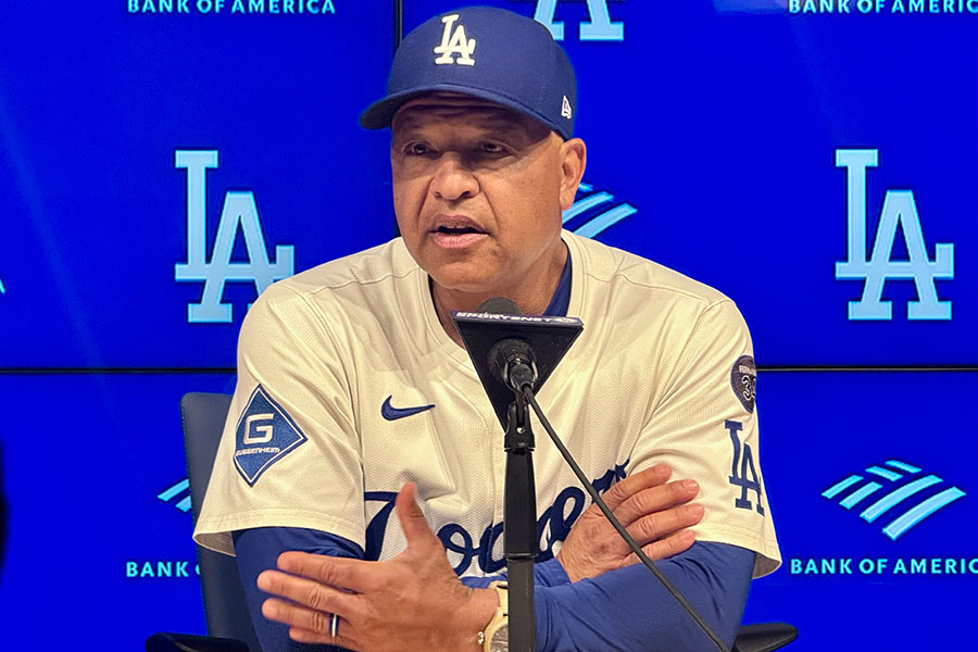 試合後、取材に応じたドジャースのデーブ・ロバーツ監督【写真：小谷真弥】