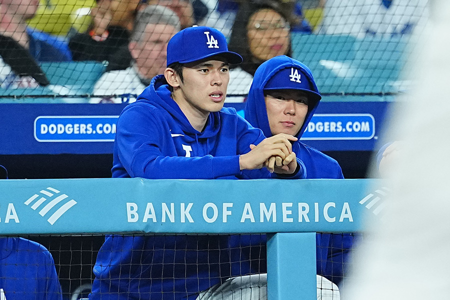 ベンチで見守るドジャース・佐々木朗希【写真：荒川祐史】