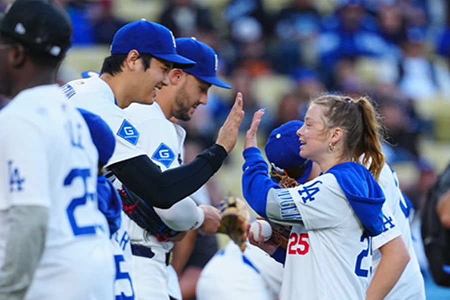 始球式に登場したドジャース・大谷翔平【写真：荒川祐史】