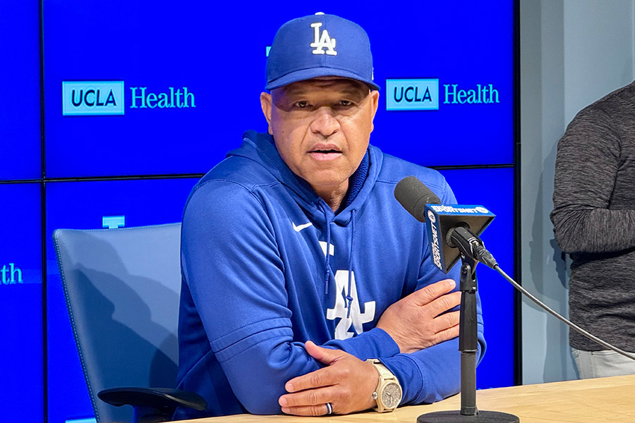 試合前の取材に応じたドジャースのデーブ・ロバーツ監督【写真：小谷真弥】