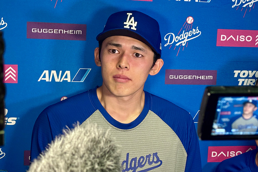 囲み取材に応じたドジャース・佐々木朗希【写真：小谷真弥】
