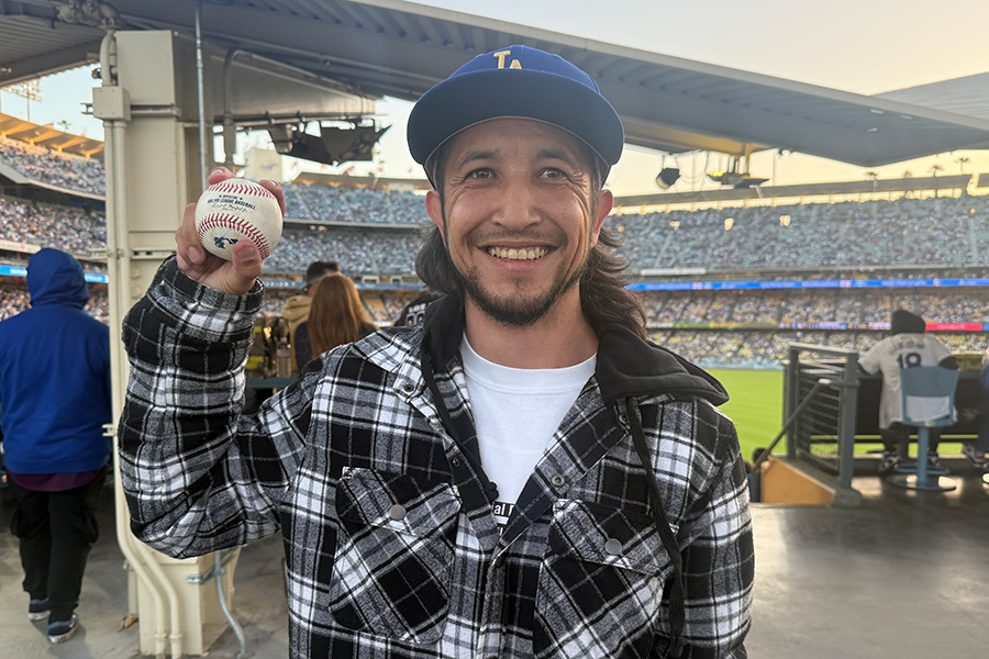 大谷翔平の13号をキャッチしたダニエル・アナヤさん【写真：小谷真弥】