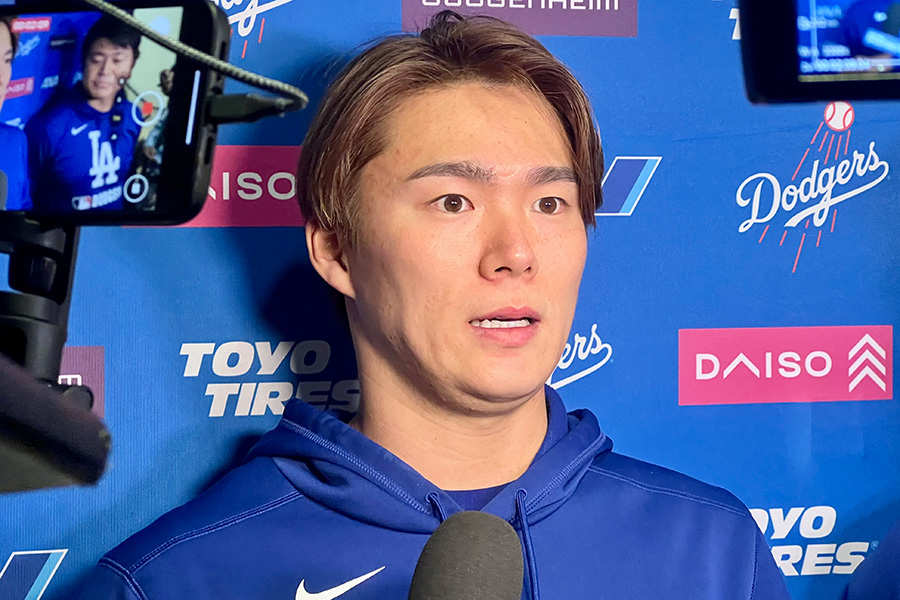 試合後、取材に応じたドジャース・山本由伸【写真：小谷真弥】