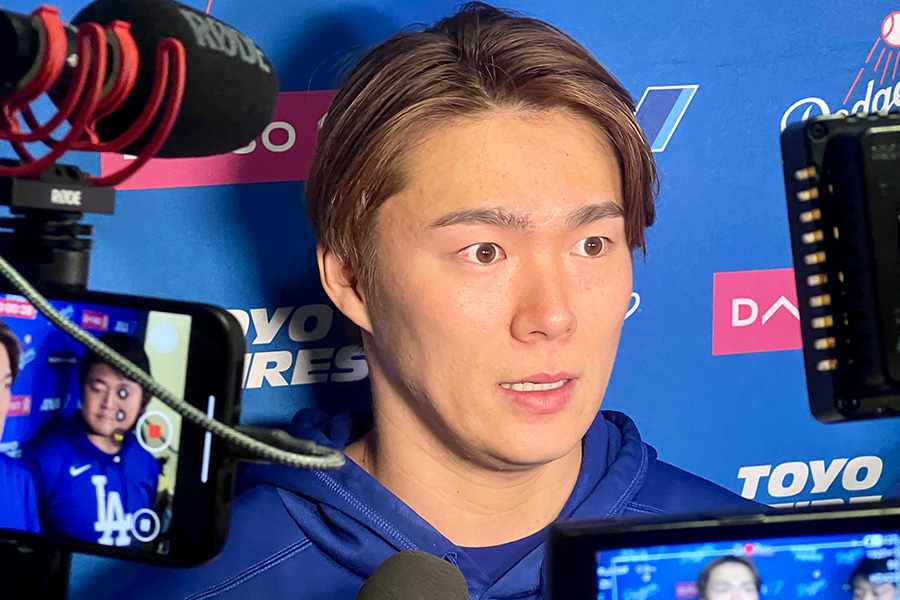 試合後の取材に応じたドジャース・山本由伸【写真：小谷真弥】