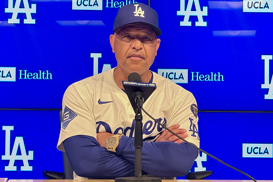 試合後、取材に応じたドジャースのデーブ・ロバーツ監督【写真：小谷真弥】